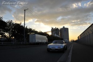 夕やけをバックに
