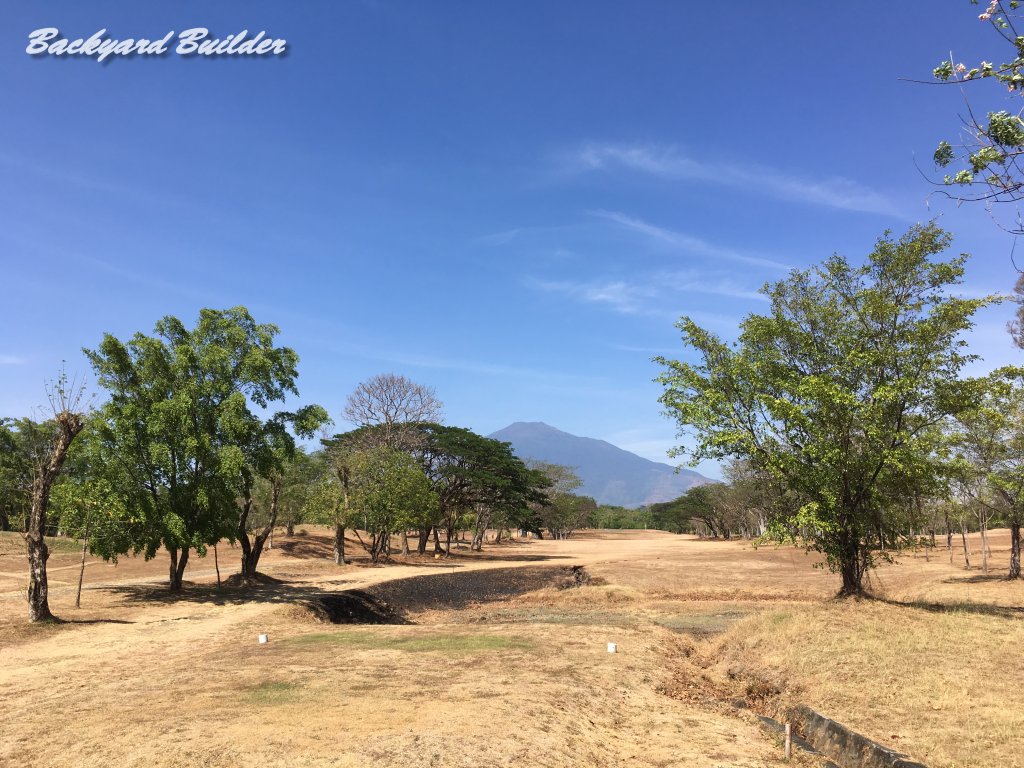 手前は干上がった池